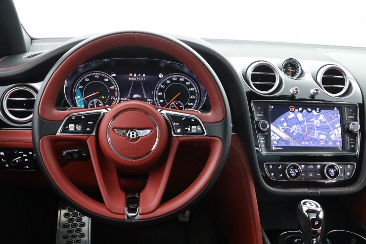 ベントレー ベンテイガ W12 左ハンドル 赤×黒革 ツーリングスペック