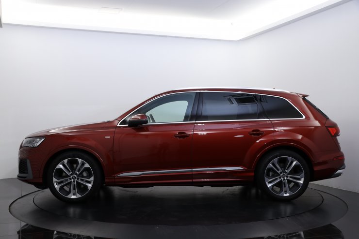 アウディ Q7 55TFSI クワトロ S-Line 現行モデル ワンオーナー 走行  