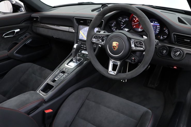 ポルシェ 911(Type991) カレラGTS カブリオレ 黒ハーフ革 赤幌