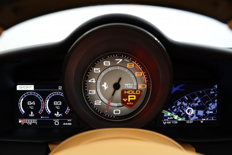 フェラーリ 488 Spyder F1DCT 正規ディーラー車 カーボンファイバーLEDドライバーゾーンステアリング サスペンションリフター  JBLサウンドシステム フロント&リアパーキングセンサー 跳ね馬ヘッドレスト刺繍 【車検令和3年7月迄】 中古車
