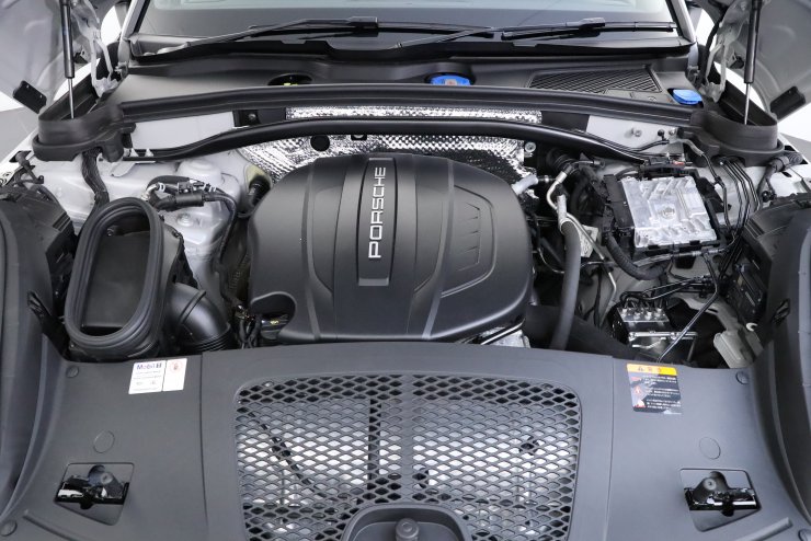 PORSCHE ポルシェ マカン RS Spider PIRELLI 2021（マカン