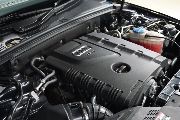 アウディ A4アバント A4アバント2.0TFSI-q SラインPKG 4WD純正18インチ