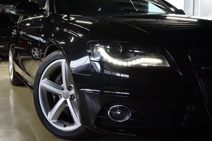 アウディ A4アバント A4アバント2.0TFSI-q SラインPKG 4WD純正18インチ