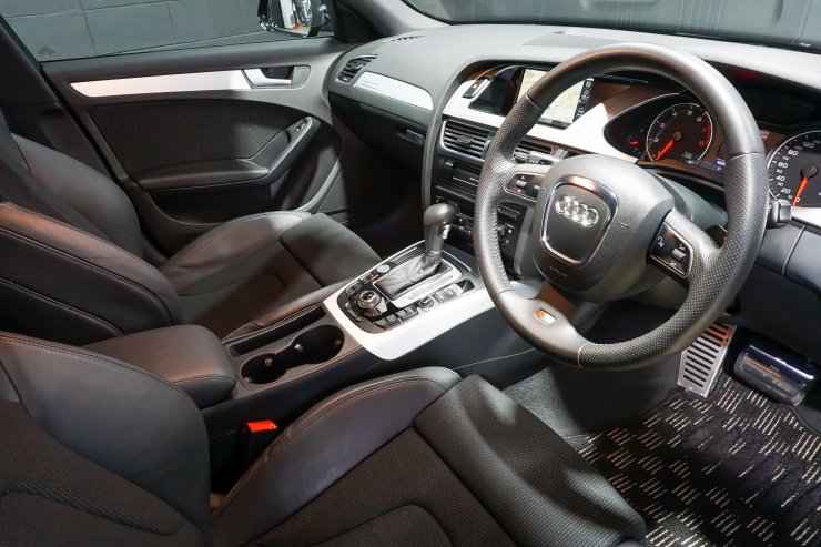 アウディ A4アバント A4アバント2.0TFSI-q SラインPKG 4WD純正18インチ
