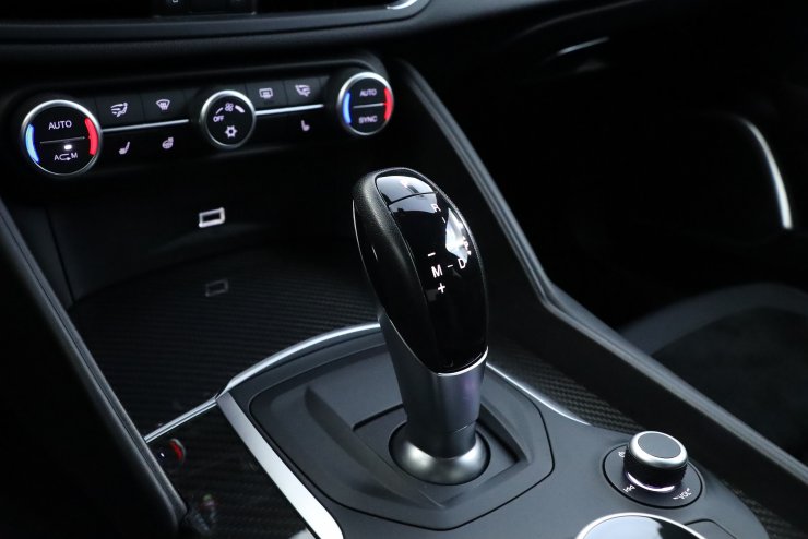 アルファロメオ ジュリア Quadrifoglio 左ハンドル 本国オプション