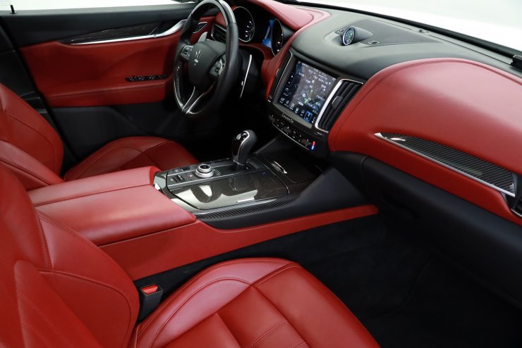 マセラティ レヴァンテ S 4WD ドライバーアシスタンスPKG ロッソ