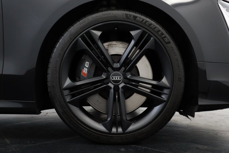 アウディ S8 4.0 TFSI quattro 左ハンドル車 コンフォートスポーツ