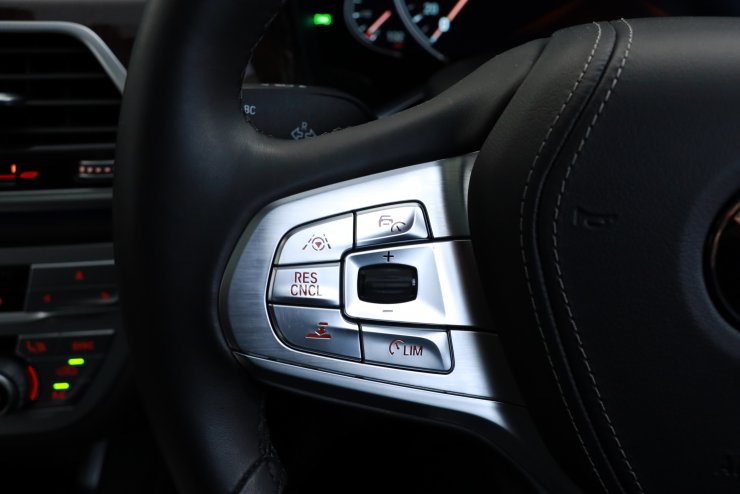 BMW 7シリーズ 740Ld xDrive エクセレンス harman/kardon リア