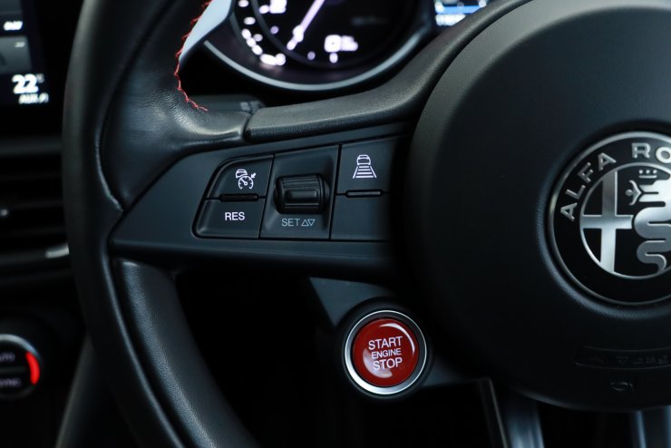 アルファロメオ ジュリア Quadrifoglio 1オーナー 有償色