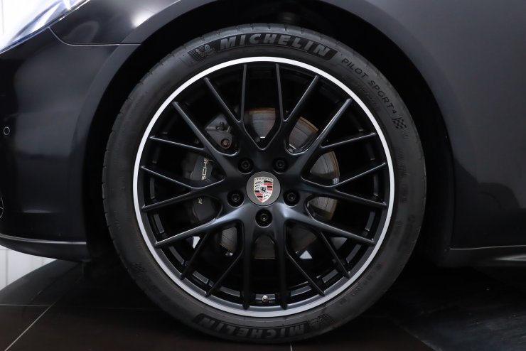 ポルシェ パナメーラ 3.0 PDK ジェットブラックメタリック 黒革