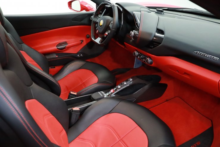 フェラーリ 488 GTB 黒×赤革 純正20インチ鍛造アルミ サスペンション