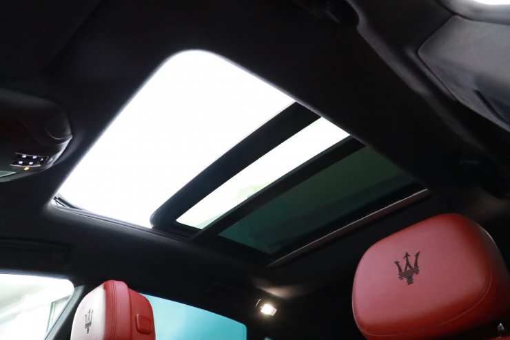 マセラティ レヴァンテ S 4WD パノラマサンルーフ ドライバー