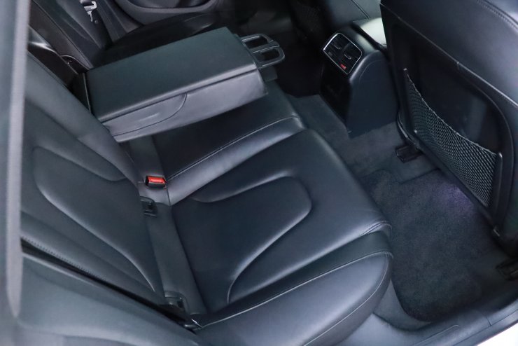 アウディA5スポーツバック純正アルミ18インチ冬タイヤ付き Audi アウディ A5 純正 18インチ 8.5J+29 PCD112 バリ溝