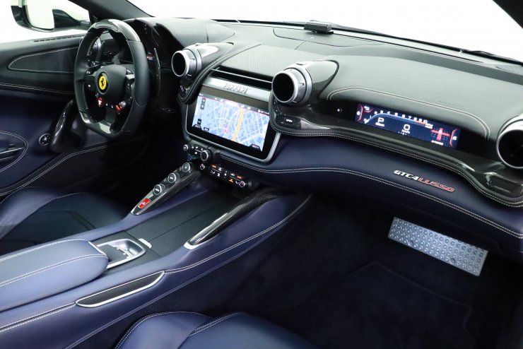 フェラーリ GTC4ルッソ V12 F1 DCT カーボンファイバードライバー