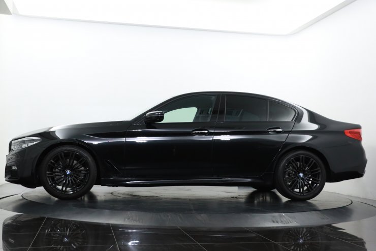 BMW 5シリーズ 523d エディション MISSION:IMPOSSIBLE 純正19インチ