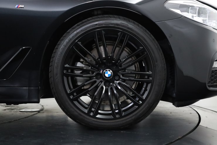 BMW 5シリーズ 523d エディション MISSION:IMPOSSIBLE 純正19インチ