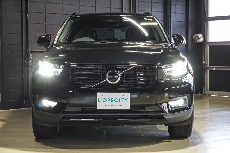 ボルボ XC40 B4 AWD Rデザイン フットオープナー付オートトランク 自動