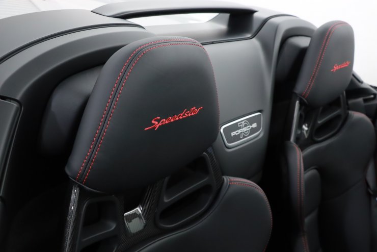 ポルシェ 911 Type991 スピードスター 6mt 世界限定1948台 シリアルナンバー1358 1948 Gtシルバーメタリック レザーインテリア ブラックレザーインテリアレッドステッチ スポーツエキゾースト フロントリフト クロノpkg 純正インチサテンアルミ二ウムペイントアルミ