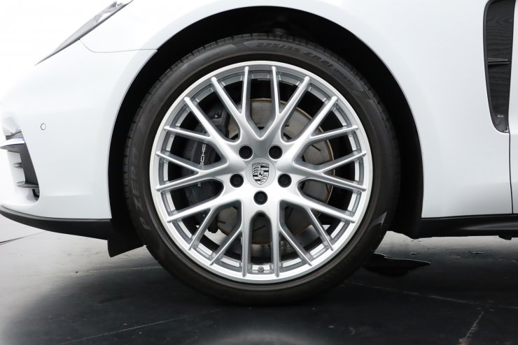 ポルシェ パナメーラ 4 スポーツツーリスモ ワンオーナー 純正21インチ