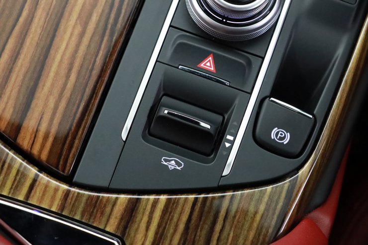 マセラティ レヴァンテ 3.0 後期シフト パノラマルーフ ソフトドア  