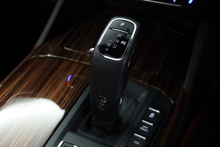 マセラティ レヴァンテ 3.0 後期シフト パノラマルーフ ソフトドア  