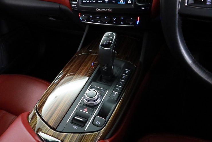 マセラティ レヴァンテ 3.0 後期シフト パノラマルーフ ソフトドア  