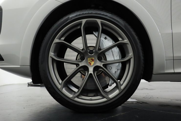 ポルシェ カイエン E3 9Y0 SPORT 純正22インチ+ピレリ 223Pポルシェ カイエン E3 9Y0 SPORT 純正22インチ+ピレリ