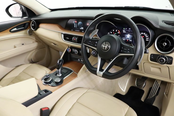 ステアリング　（アルファロメオ ） アルファロメオ 純正 2021 GIULIA QV カーボンステアリング