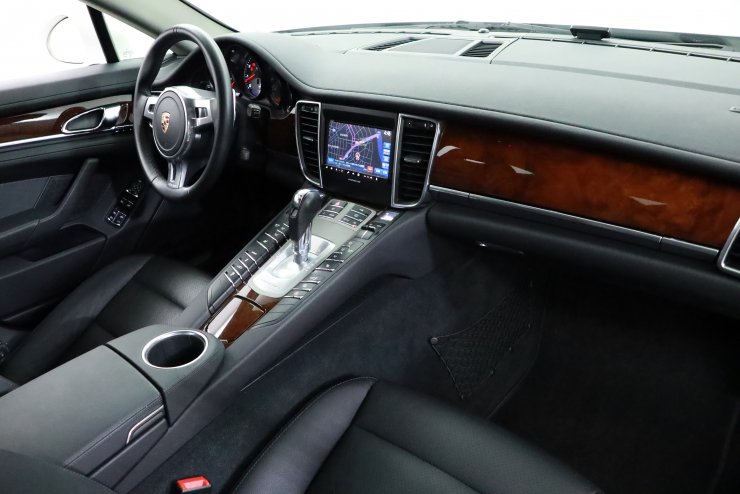 ポルシェ パナメーラ 4s Pdk 左ハンドル スポーツデザインステアリング Boseサウンドシステム 4ゾーンエアコン中古車