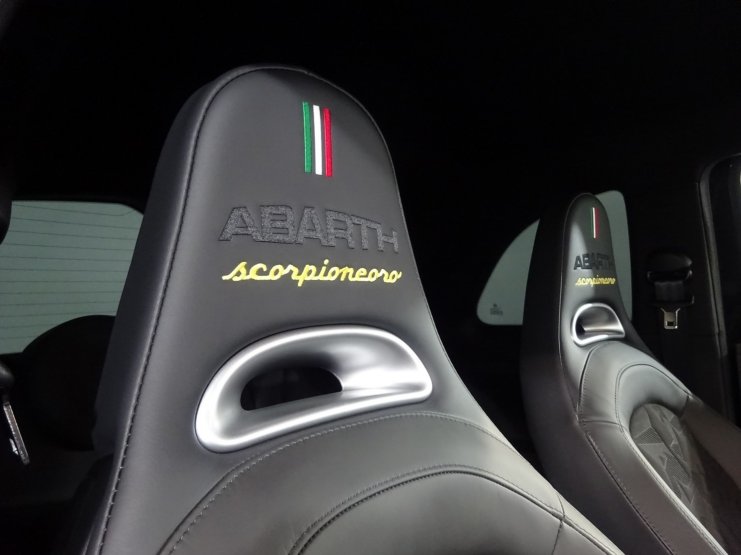 アバルト 595 595スコルピオーネオーロ 右ハンドル5速AT 限定200台