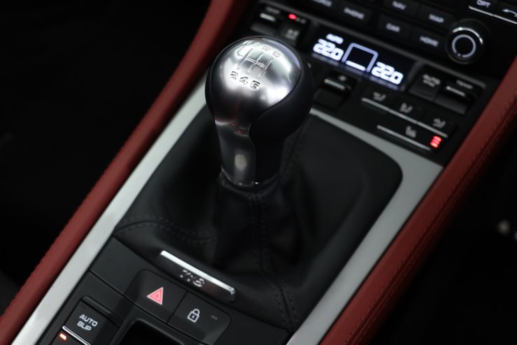 ポルシェ 718 Spyder 6MT スペシャルカラー(クレヨン) PCCB インテリア