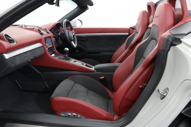 ポルシェ 718 Spyder 6MT スペシャルカラー(クレヨン) PCCB インテリア