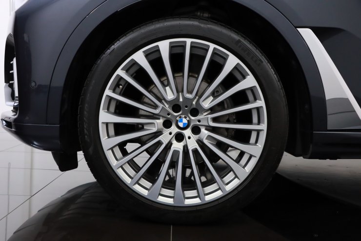 BMW X7xDrive 35d デザインピュアエクセレンス 純正ホイール