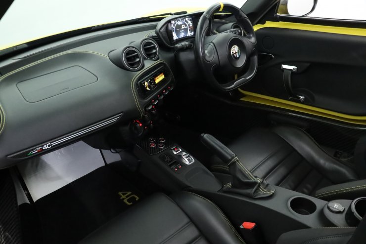 アルファロメオ 4C Spider 有償色 スポーツPKG レザーPKG ローンチ