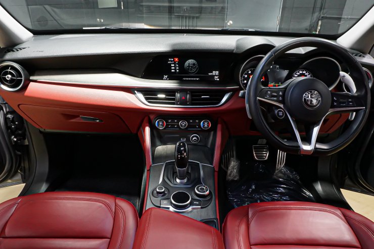 アルファロメオ ステルヴィオ ファーストエディション 赤革 ワン