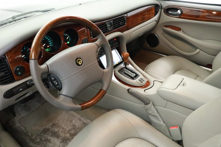 ジャガー デイムラー DAIMLER SUPER V8 正規ディーラー車 走行12,000km