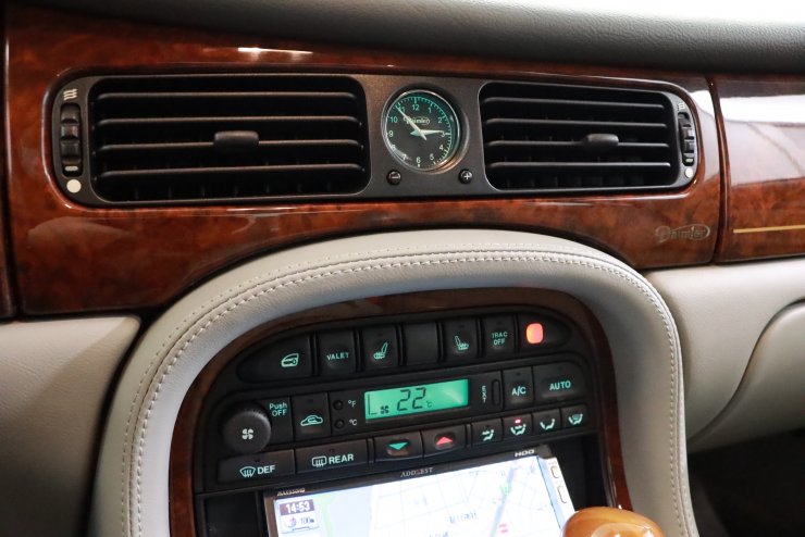 濃いピンク系統 ジャガーXJ6 2002年 X308オーディオコンソール