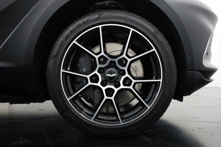 アストンマーティン DBX V8 ワンオーナー Qスペシャルペイント 純正22