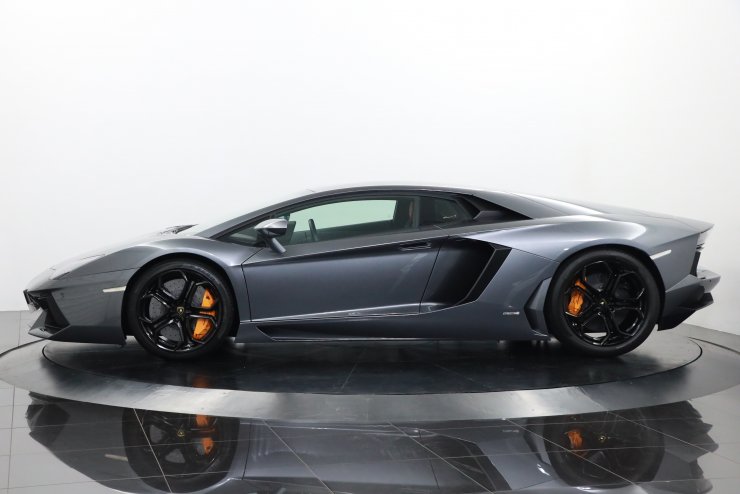 ランボルギーニ アヴェンタドール LP700-4 オプションカラー:グリジオ