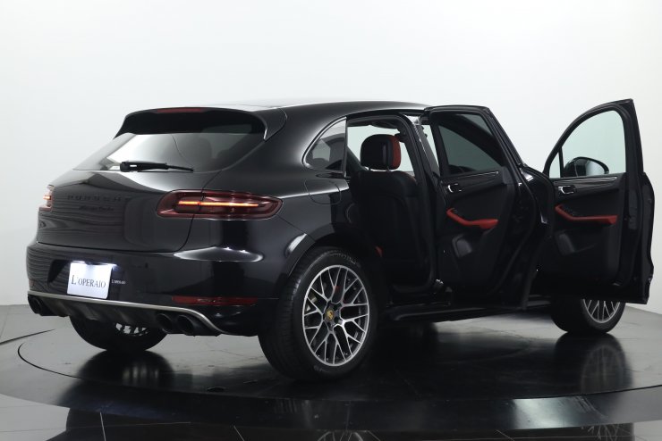 ポルシェ マカン Turbo Performance オプションカラー 専用エンジン