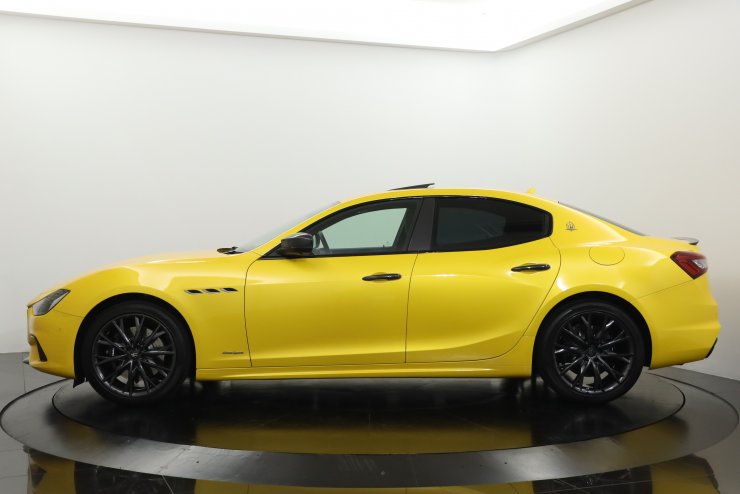 マセラティ ギブリ Gransport 外装色：ジアッロモデネーゼ ネリッシモ