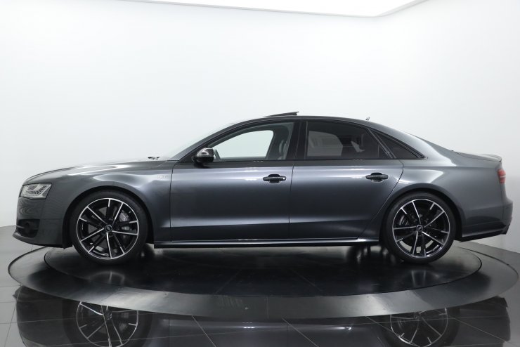 アウディ S8 plus 4.0 サンルーフ カーボンブレーキ 21インチ5ダブル