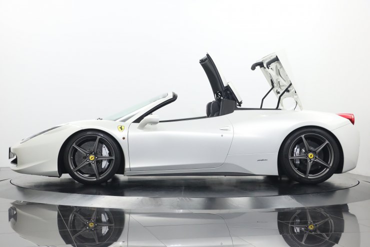 【美品】フェラーリFerrari458Spider ホワイト 1/18 限定品 HotWheels Elite 1/18スケールミニカー「フェラーリ458