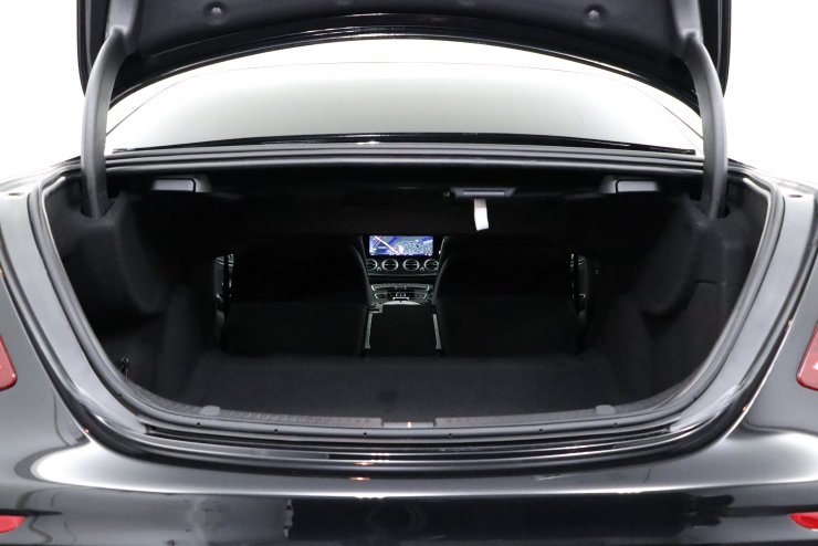 メルセデスベンツ Eクラス E220d AvantGarde AMGライン ブラック