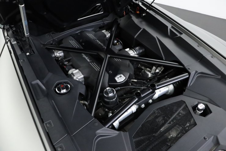 ランボルギーニ アヴェンタドール LP700-4 Roadster グリジオ
