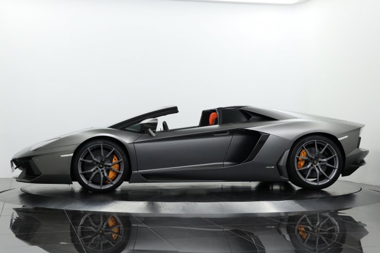 ランボルギーニ アヴェンタドール LP700-4 Roadster グリジオタイタン