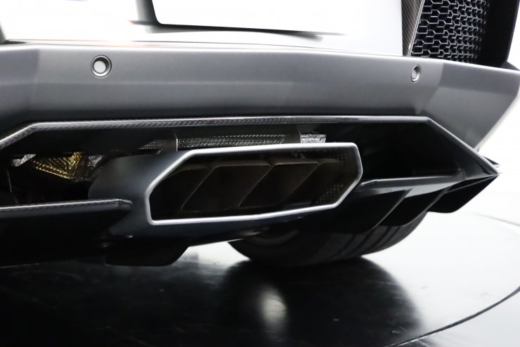 ランボルギーニ アヴェンタドール LP700-4 Roadster グリジオタイタン