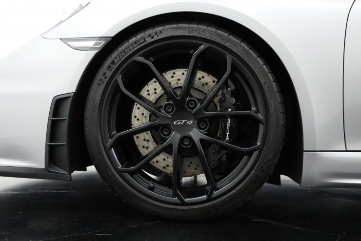 ポルシェ 718 Cayman GT4 6MT ChronoPKG ブラックレザー×レース