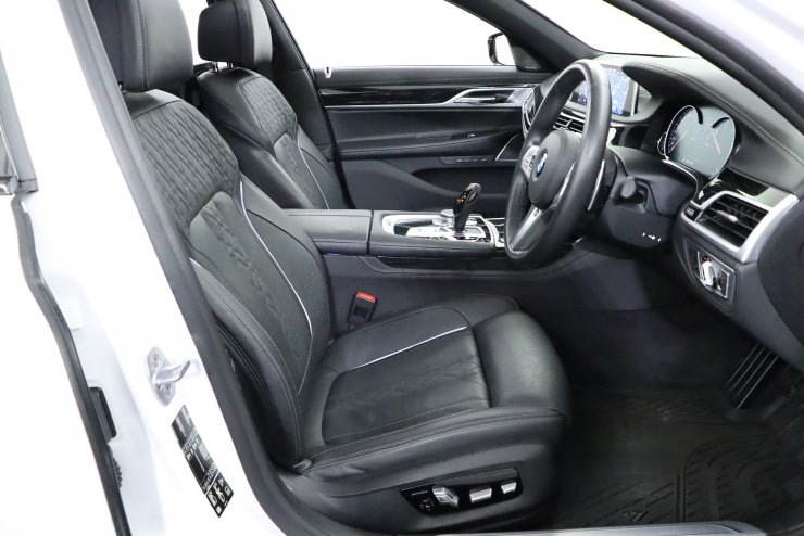 BMW 7シリーズ 740d xドライブ Msports リアコンフォートPKG リア