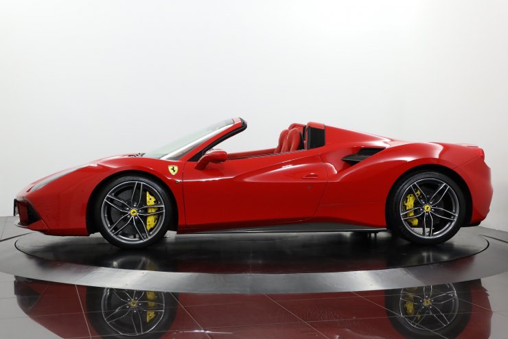 フェラーリ 488 Spider F1 DCT 正規ディーラー車 カーボンLED